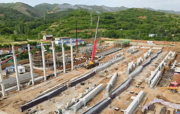 奮戰(zhàn)二季度｜電解廠房主體結構框架柱開始吊裝！